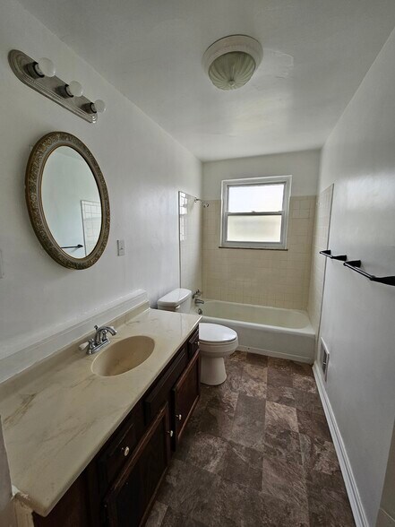 Building Photo - 115 Sanders Dr