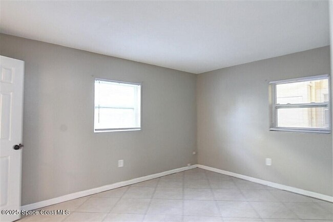 Building Photo - 130 Roosevelt Ave