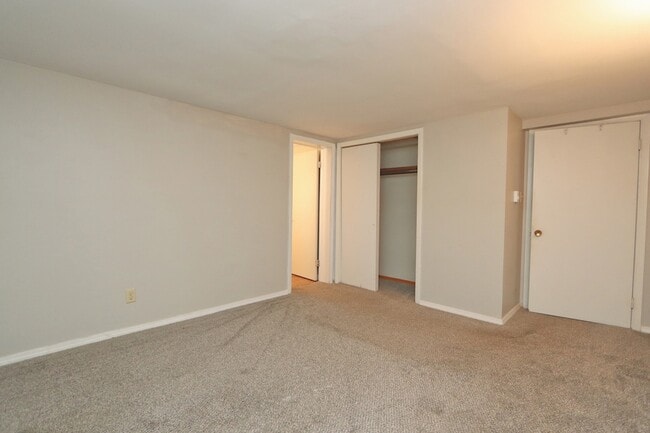 Building Photo - 322 Maple Dr