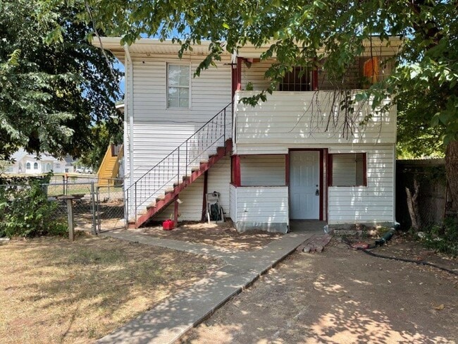 Building Photo - 1 bed downstairs unit with courtyard, laundry access,brand new appliances, paint and flooring, in...