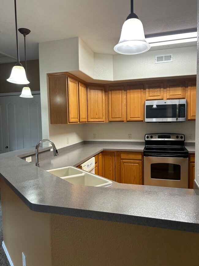 Building Photo - Charming 2 Bedroom 2 Bathroom Condominium in Mountain Shadows Area