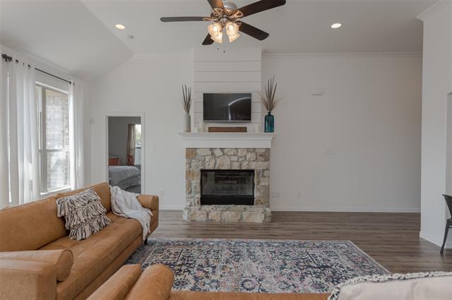 Building Photo - 313 Valley Dr