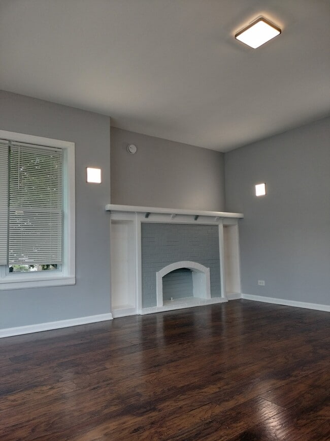 Building Photo - 2525 E 72nd Pl