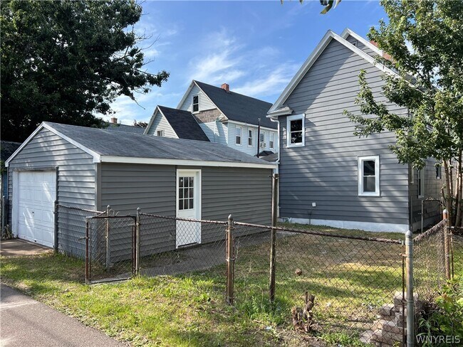 Building Photo - 165 Roland Ave