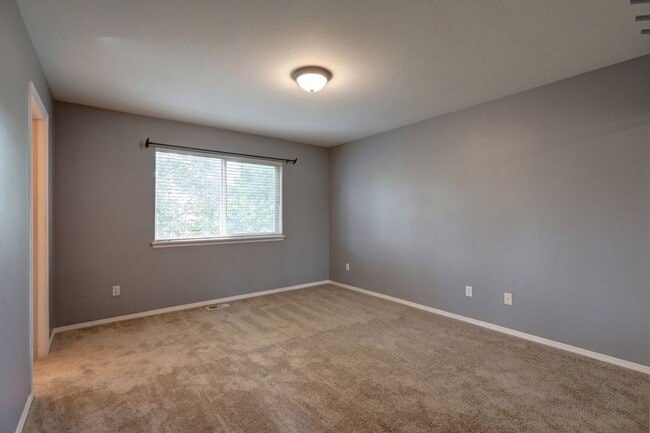 Building Photo - Immaculate, Sunny and Bright 4 Bedroom/2.5...