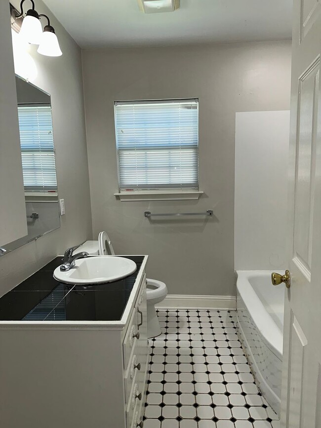 Building Photo - 2 Bed, 1 Bath, PNGISD!