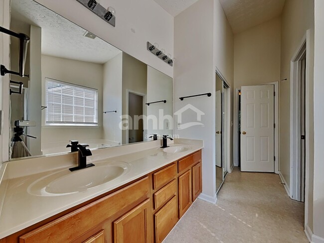 Building Photo - 307 Meadows Ln