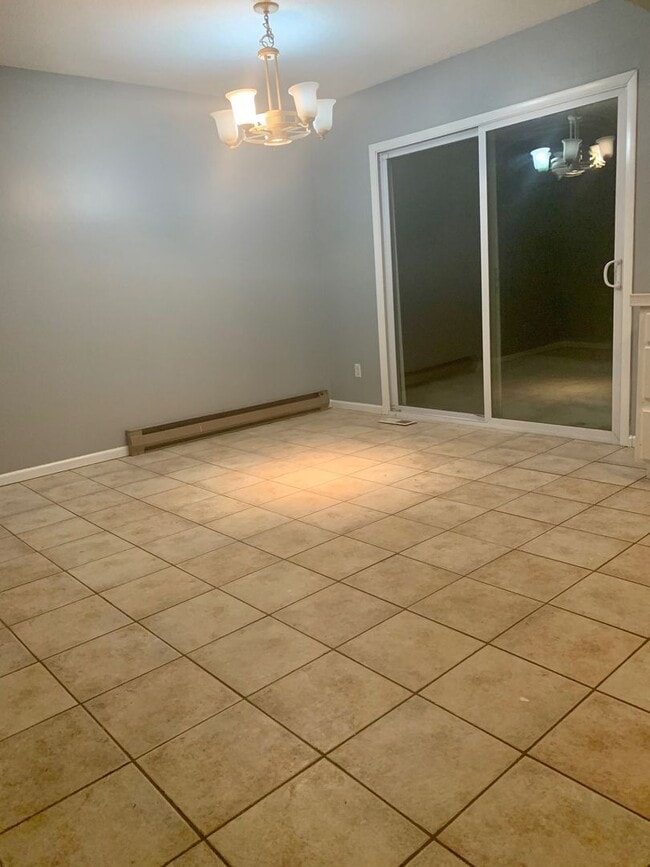 Building Photo - Amazing 3 Bedroom 1.5 Bathroom Home in Coo...