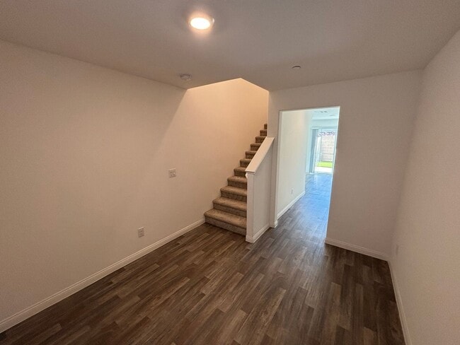 Building Photo - Beautiful 3Bed/3Bath Townhome located in Enterprise/Southern Highlands–Southwest Henderson border...