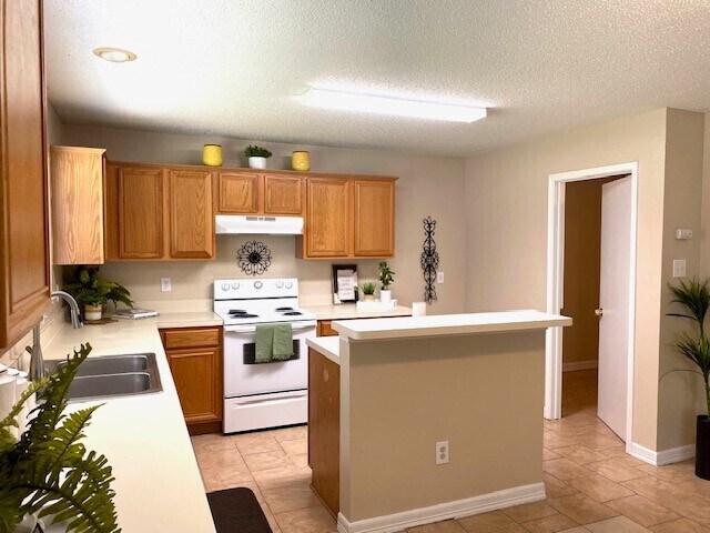 Building Photo - Huge home features 4 bedrooms & 2.5 baths for Rent!