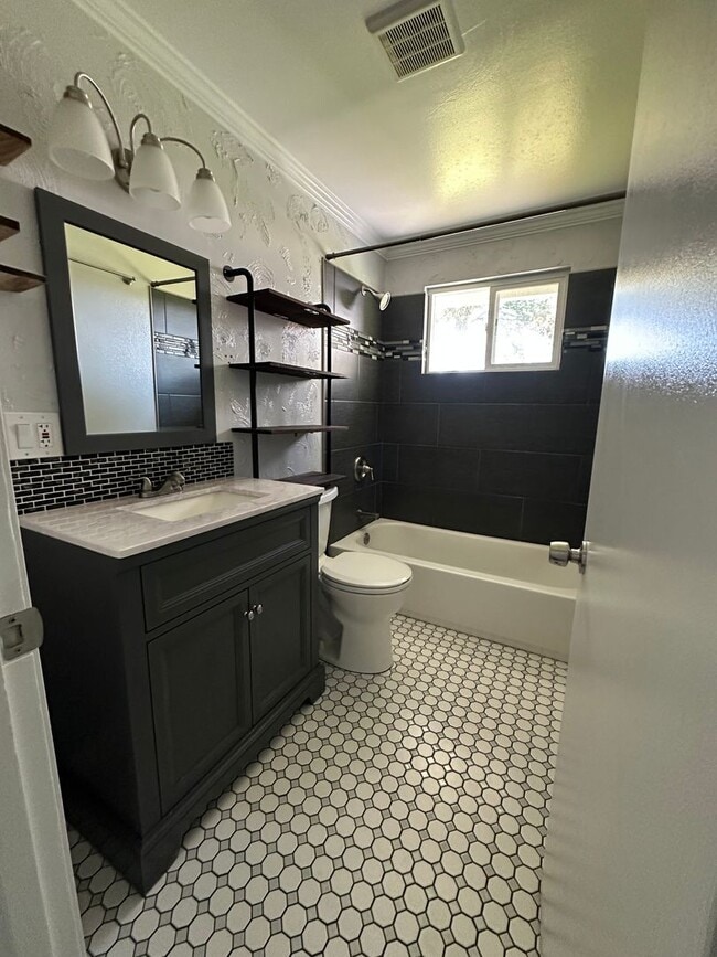 Building Photo - 5301 Bel Aire Dr
