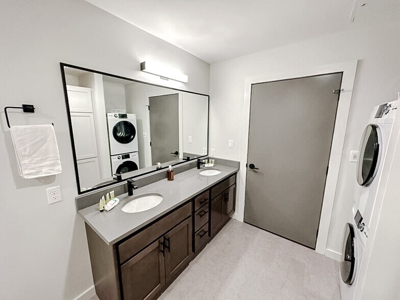 Building Photo - 500 W 7th St N