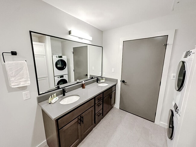 Building Photo - 500 W 7th St N