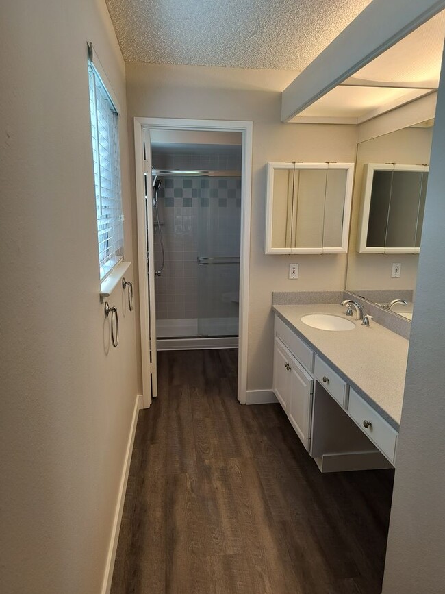 Building Photo - Newley Updated 4 bedroom, 2.5 bathroom Townhome in Citrus Heights!!!