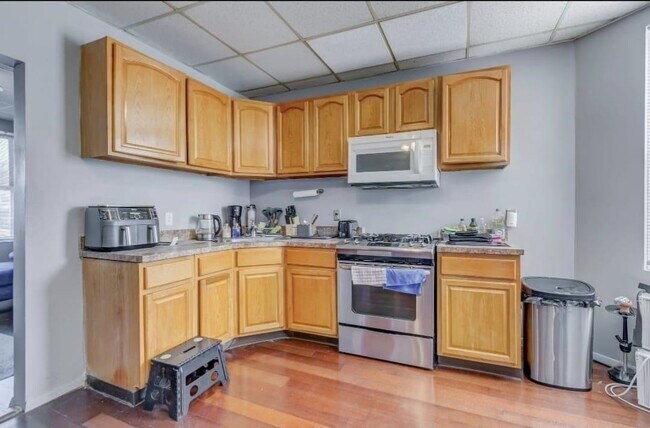 Building Photo - 128 W 20th St