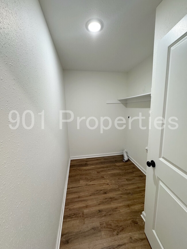 Building Photo - 565 Fernwood Dr