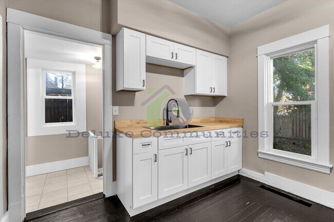 Building Photo - Remodeled 3BR + Flex Room | Steps from Leonard & Minutes to Downtown