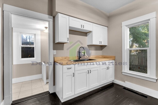 Building Photo - SHORT TERM LEASE!!! Beautiful Remodeled 3 Bedroom- West Side!