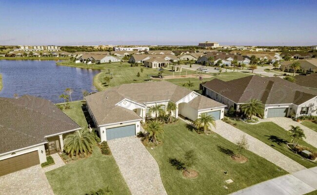 Building Photo - Loren Cove Villa