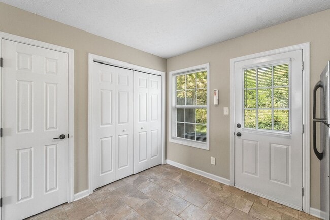 Building Photo - 2 Bedroom 1.5 Bath Townhome