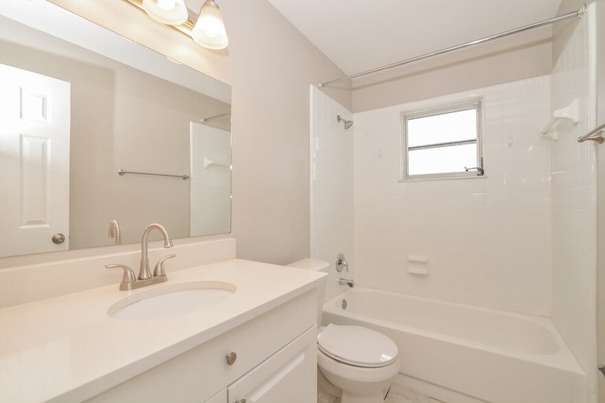 Building Photo - 426 Iowa Woods Cir E