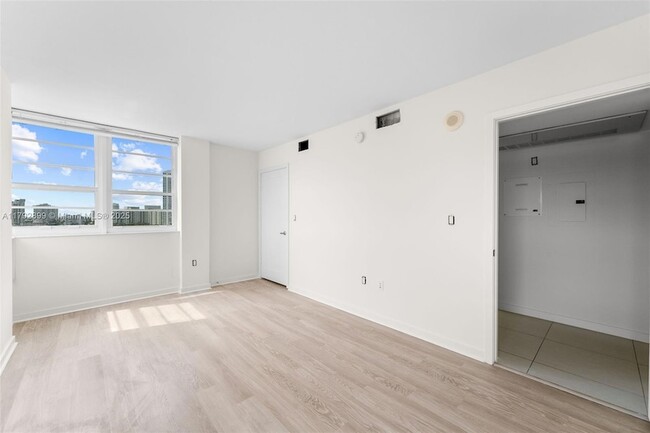 Building Photo - 910 West Ave