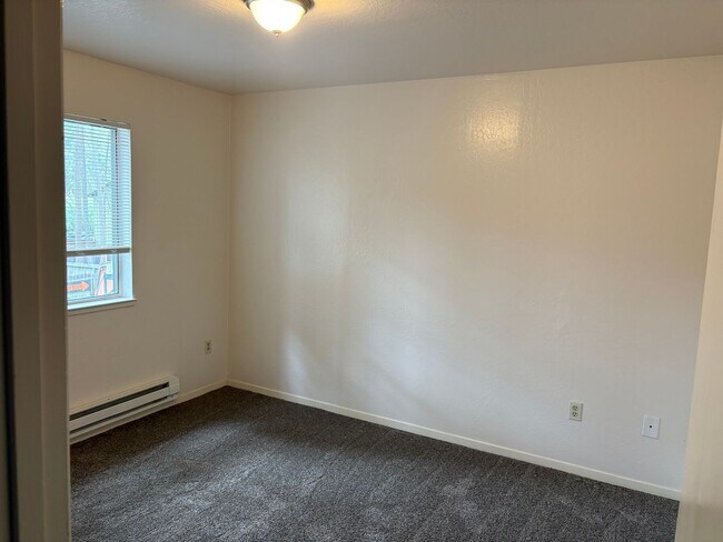 Building Photo - Large 4 bedroom cabin with fireplace