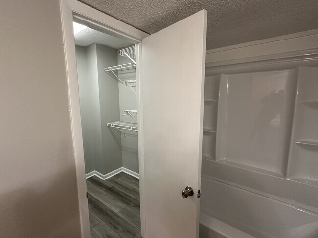 Building Photo - 1600 Park Cir