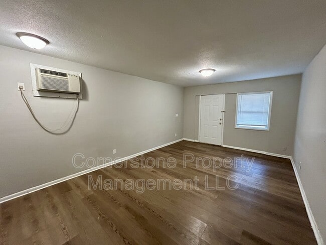 Building Photo - 2506 Redbud Ln