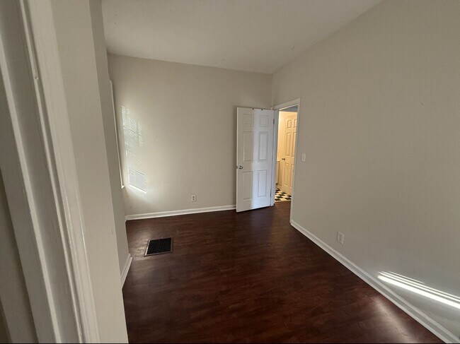 Building Photo - 536A Euclid Ave – Available Fall 2026