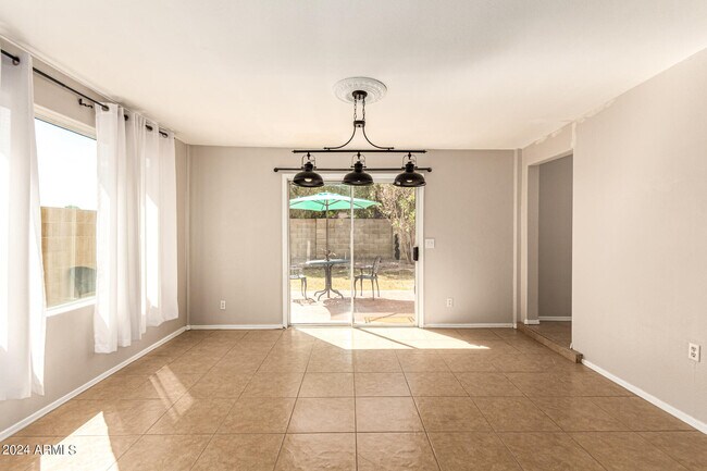 Building Photo - 3223 E Poinsettia Dr