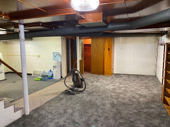 Building Photo - 2 bedroom and 2 bath house for rent