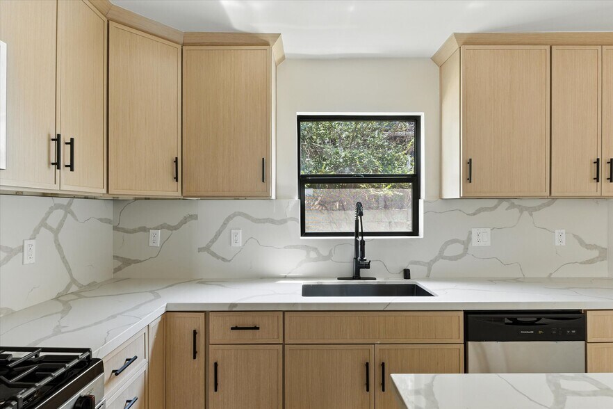 Building Photo - 1170 N Wilton Pl
