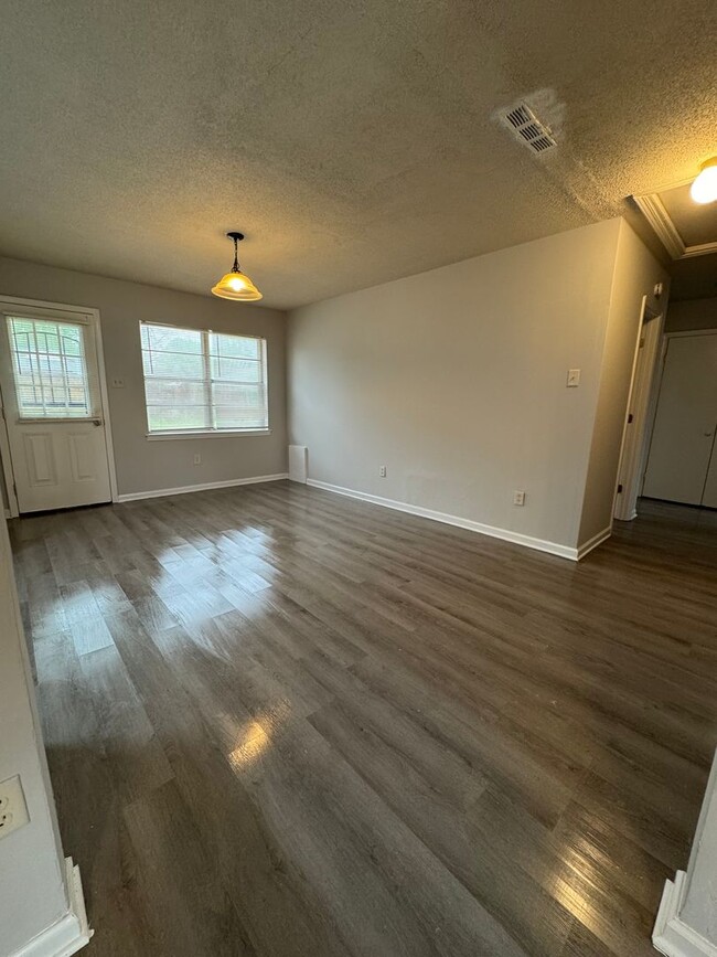 Building Photo - Newly Renovated Home In Whitehaven - Open ...
