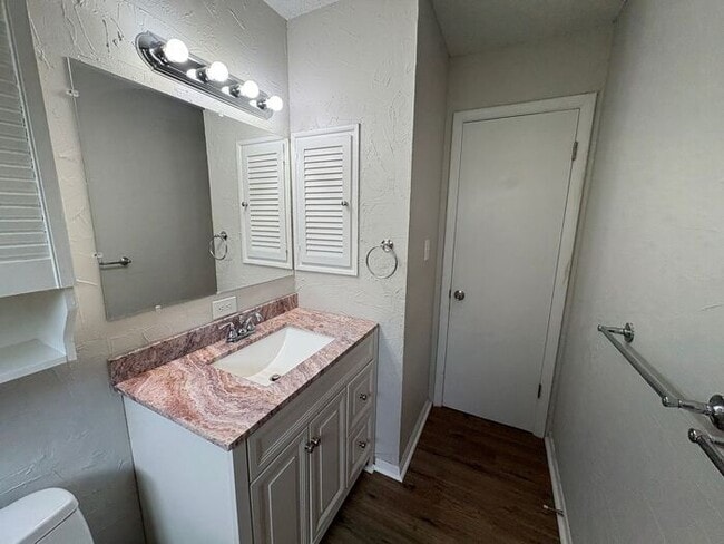 Building Photo - Comfortable 3-Bedroom Home with Fenced Yar...