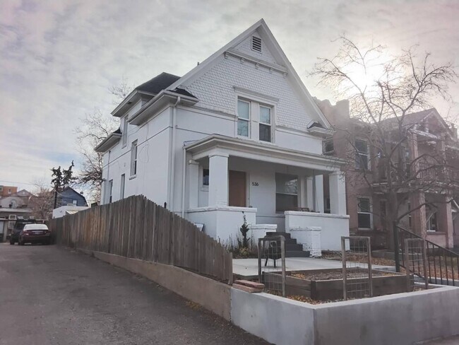 Building Photo - Stylish Governors' Park 1 bed/1 bath apartment near Cherry Creek Trail