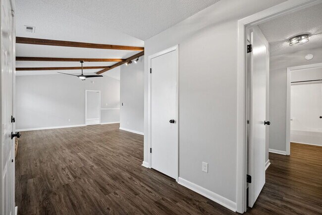 Building Photo - 1028 SE Kinsey Dr