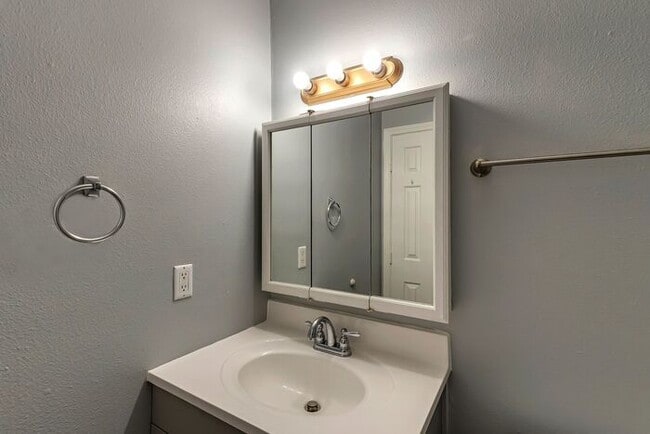 Building Photo - For Rent – Spacious 3 Bed / 2 Bath Duplex