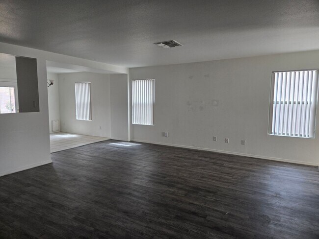 Building Photo - 3 bed, 2 bath in Surprise