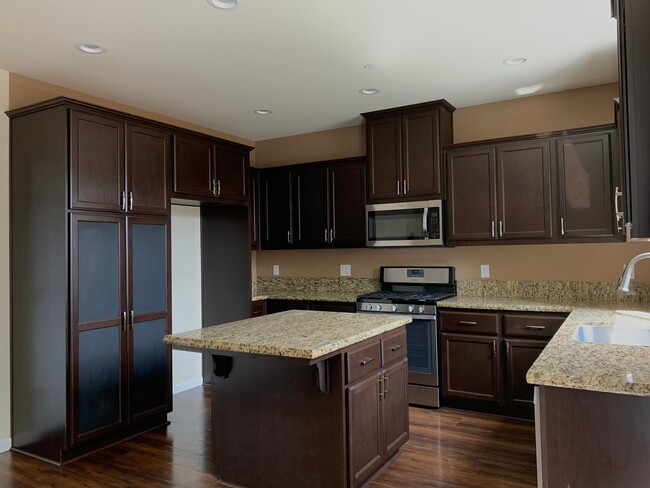 Building Photo - 4 Bedroom Home in Hollister