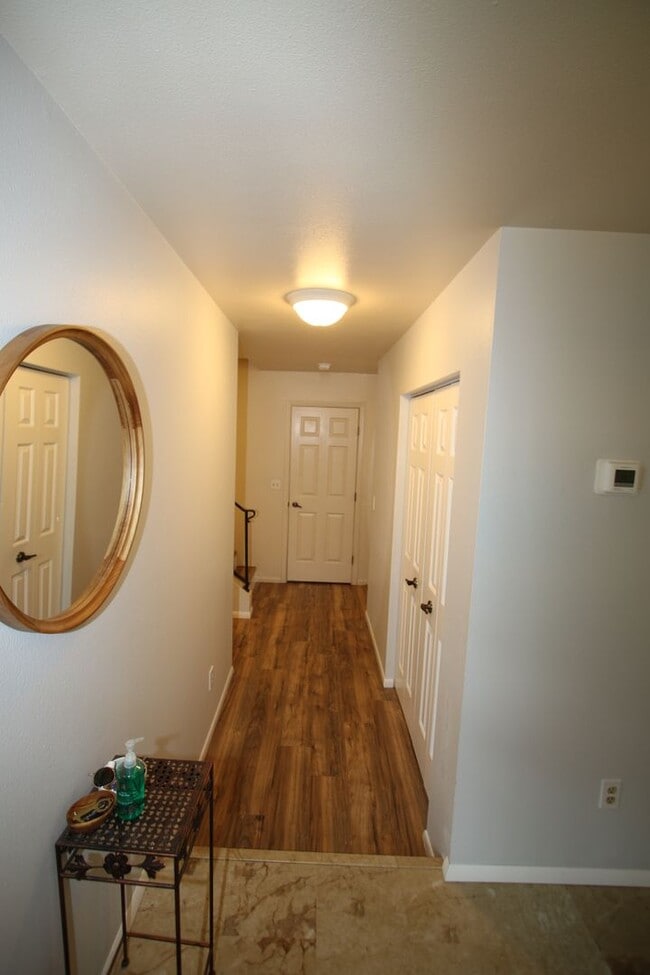 Building Photo - 3 Bedroom Townhouse!