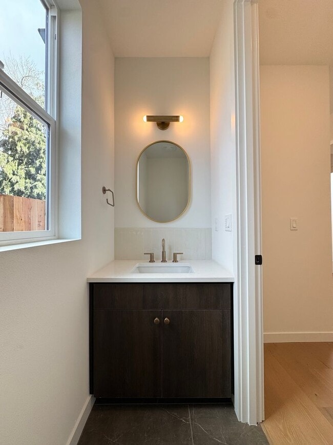 Building Photo - L0652