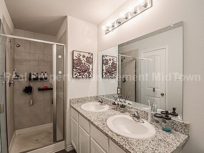 Building Photo - Charming spacious 2-story with a 2-car gar...
