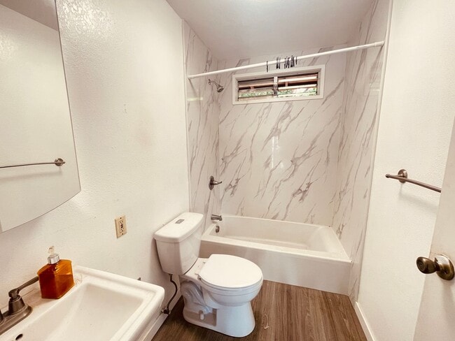 Building Photo - Beautifully Renovated Duplex in Prime Aiea...