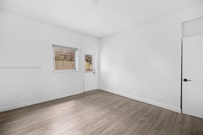 Building Photo - 2822 Pine Tree Dr