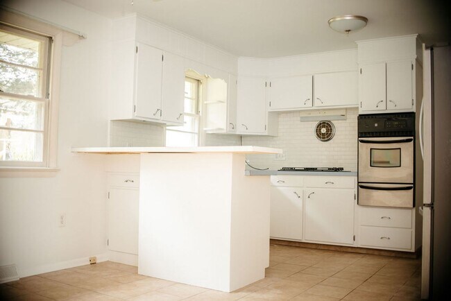 Building Photo - 425 Spring Dr