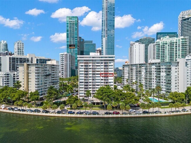 Building Photo - 1420 Brickell Bay Dr