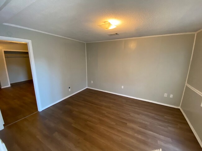 Building Photo - 1 bed 1 bath apartment in Rossville! Half ...