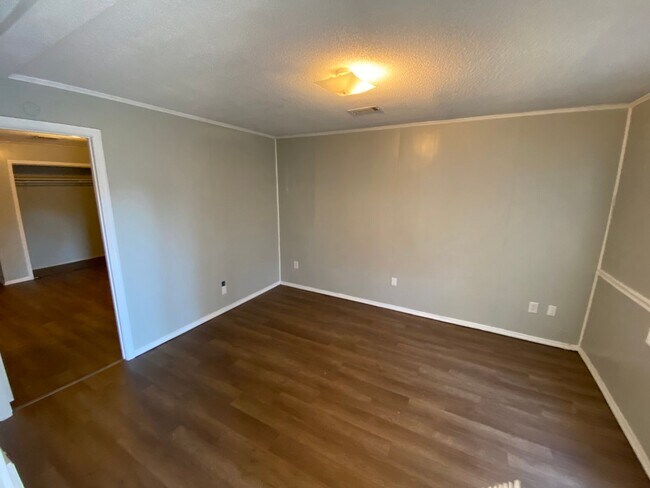 Building Photo - 1 bed 1 bath apartment in Rossville!