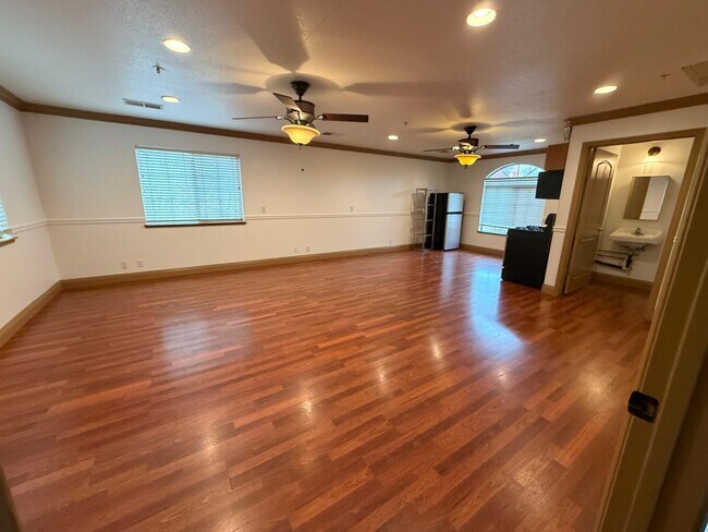 Building Photo - 835 H St